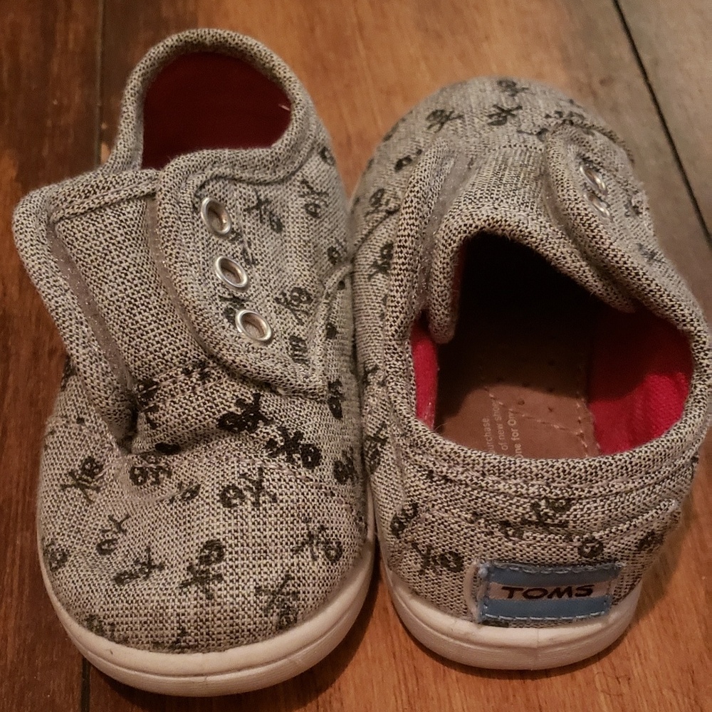 Toddler Skull and Crossbones Toms